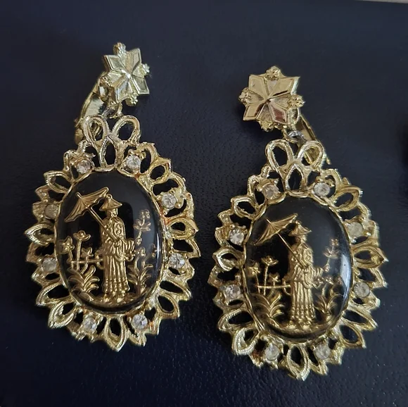 Vintage Clip On Earrings - Picture 4 of 5